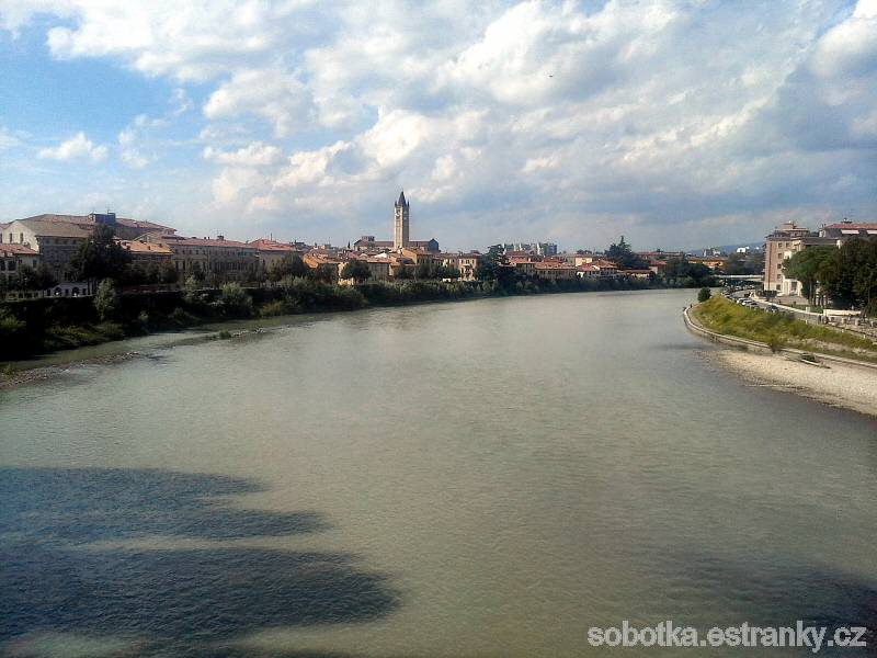 38_Verona_pevnost_Castelvecchio_z_mostu_proti_proudu_Adige