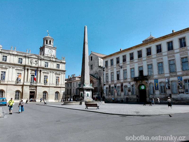 20_Arles_place_du_Forum