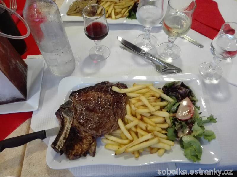 35_Saintes_Maries_de_la_Mer_hovezi_steak